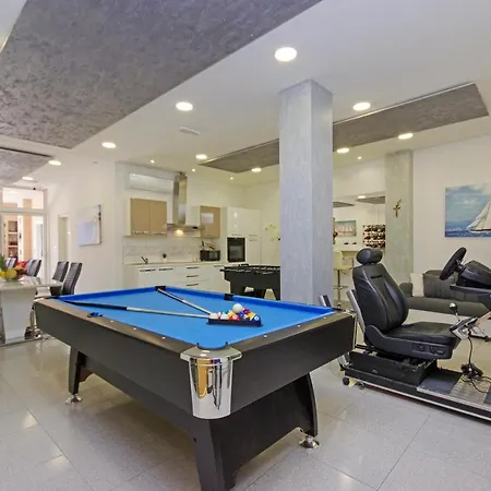 Naomi Apartment *