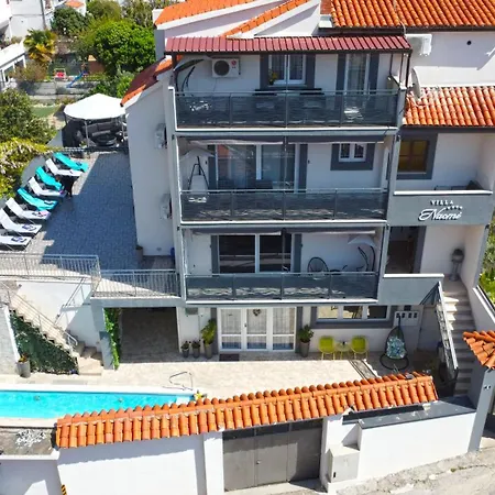 Naomi Apartment Split