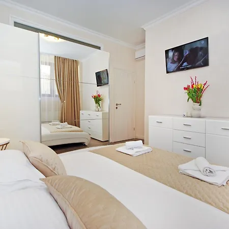 Naomi Apartment *