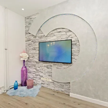 Naomi Apartment Split