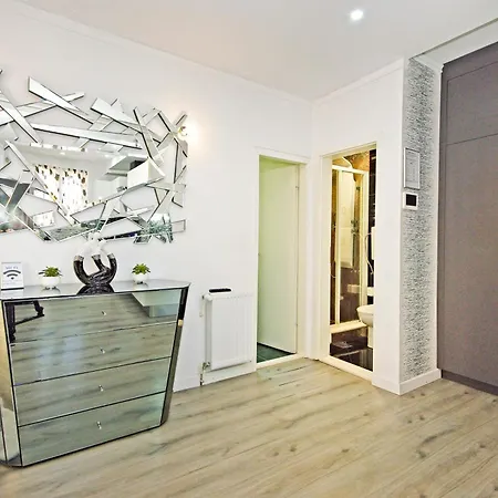 Naomi Apartment Split