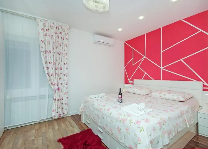 Naomi Apartment Split