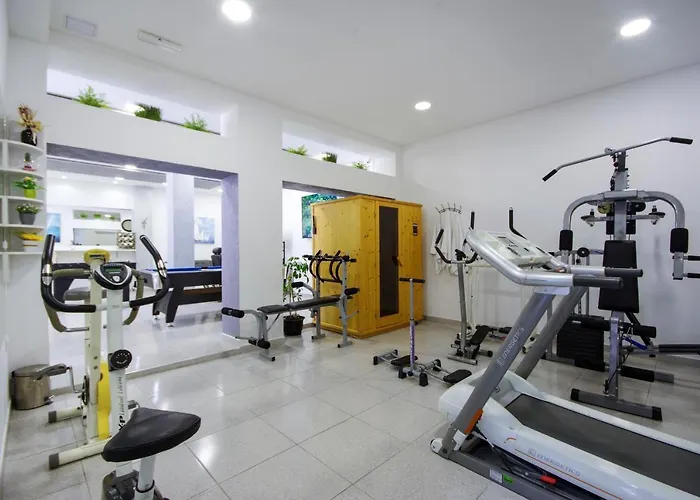 Naomi Apartment Split