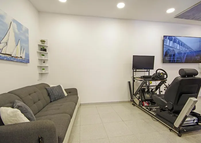 Naomi Apartment Split