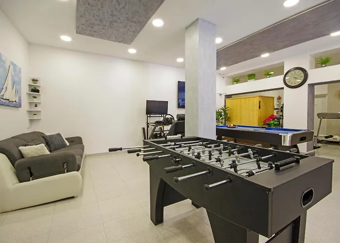 Naomi Apartment Split