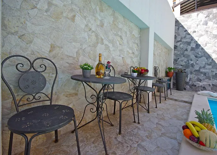 Naomi Apartment Split