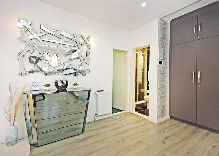 Naomi Apartment Split